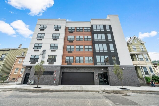 Building Photo - 242 Spring St