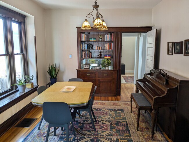 Comedor - 69 S Pearl St