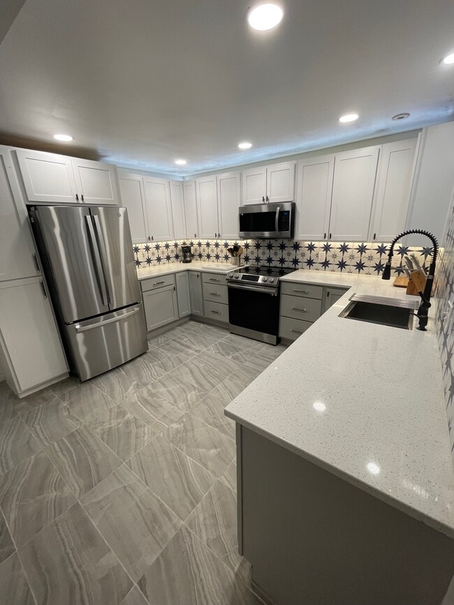 Photo - 1621 York St Apartments