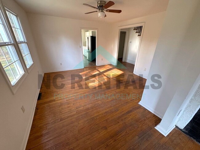 Building Photo - NEWLY RENOVATED! Spacious 6-Bedroom, 2-Bat...