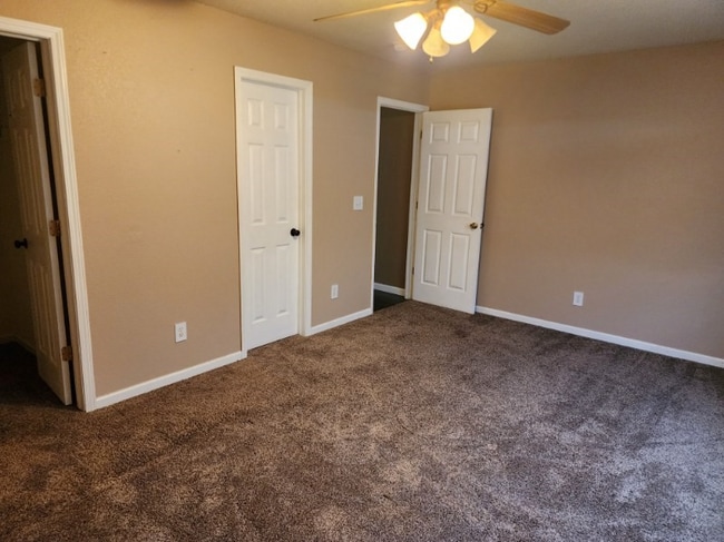 Foto del edificio - 7487 Farmcrest Rd