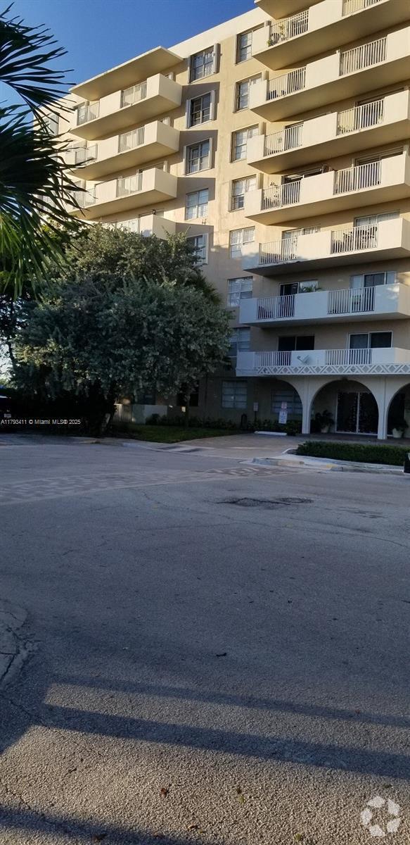 Building Photo - 1455 N Treasure Dr