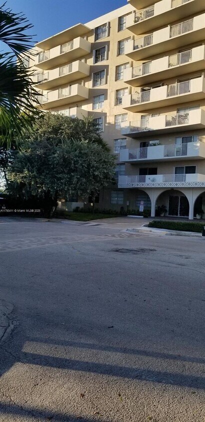 Primary Photo - 1455 N Treasure Dr
