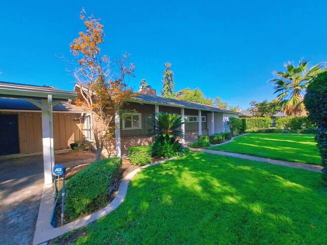 Foto del edificio - Beautiful Single Level Home on a Half Acre...
