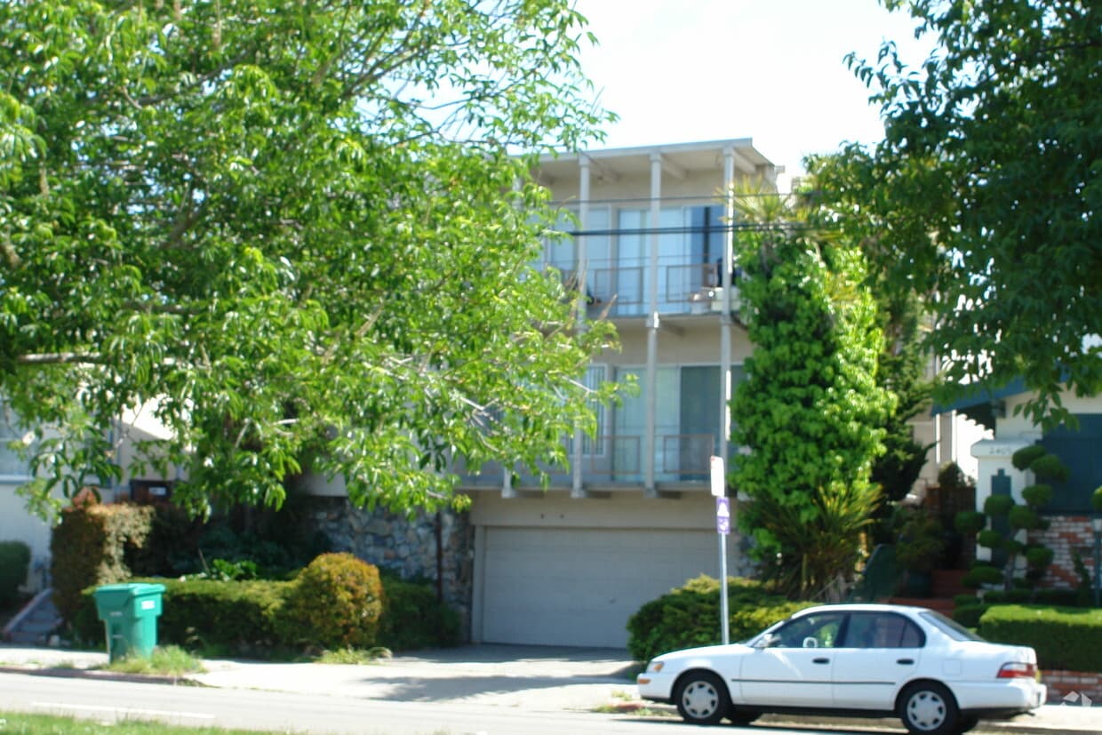 Building Photo - 2405 Sacramento St
