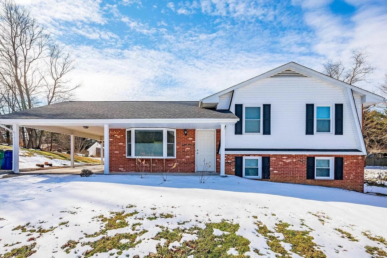 Primary Photo - 1105 Golfview Dr