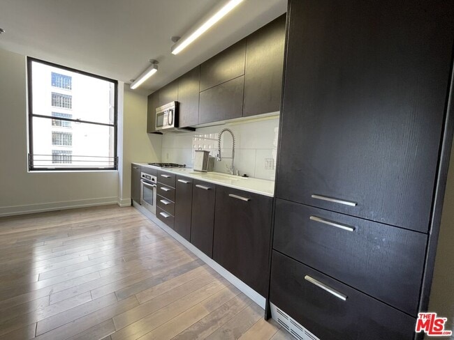 Foto del edificio - 727 W 7th St