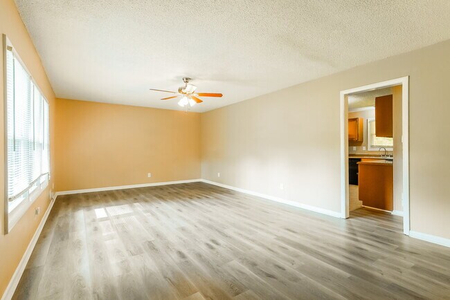 Foto del edificio - 2415 Rose Ln