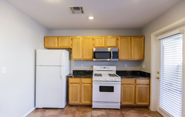 Building Photo - Downstairs condo located in Summerlin
