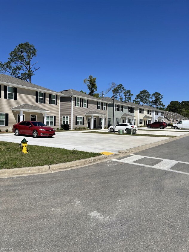 Foto principal - 3 br, 3 bath Townhome - 2208 Cedarbrook Court