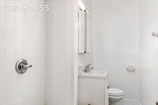 Building Photo - 90 Bank St