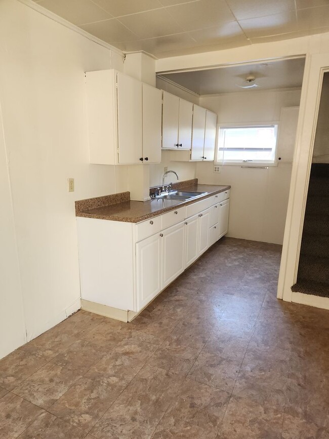 Building Photo - 3 BR near University of Saint Francis