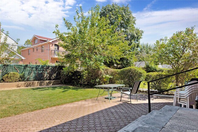 Foto del edificio - 75-43 192nd St