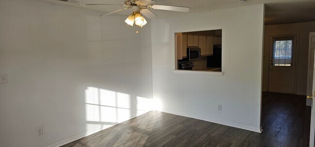 Building Photo - 2 bedroom 2 1/2 bath Rental