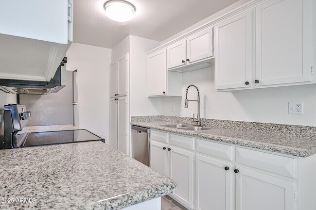 Foto del edificio - 6024 W Golden Ln