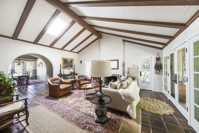 Foto del edificio - Private Spanish-Mission Estate on 10 Acres...