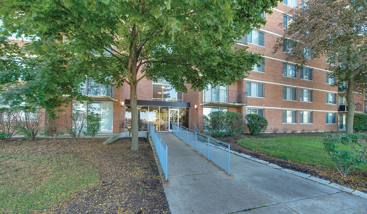 2200 Grace Apartments in Lombard, IL