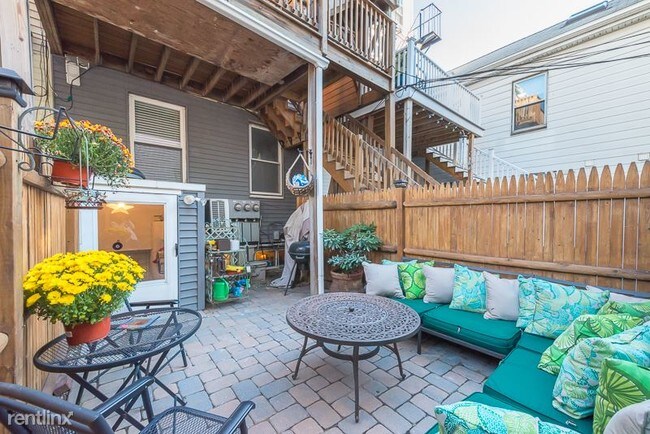 Building Photo - 571 E Broadway