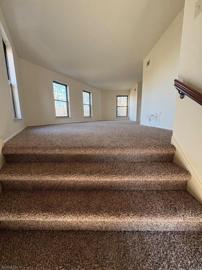 Building Photo - 181 Long Hill Rd