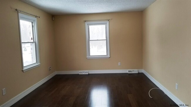 Foto del edificio - 31 Scully Ave