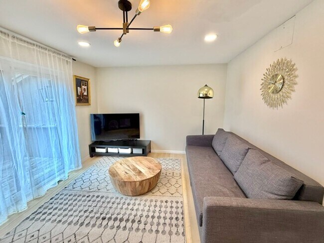 Foto del edificio - Charming 3-Bedroom, 2-Bath Home for Rent -...