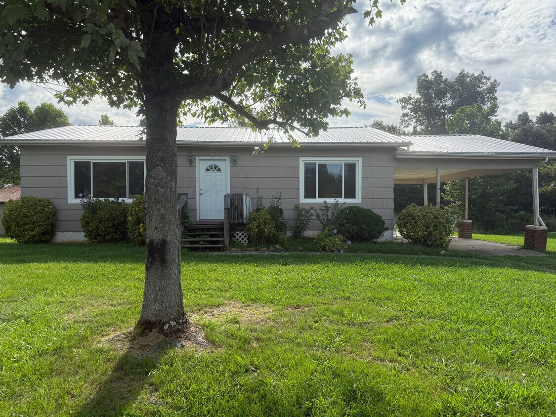 Foto principal - 3 Bedroom 1 Bathroom Home in Greene County...