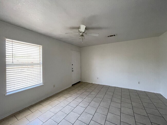 Foto del edificio - 1705 Cedarhill Dr