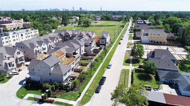 Building Photo - 1708 Oak Leaf Pass Dr