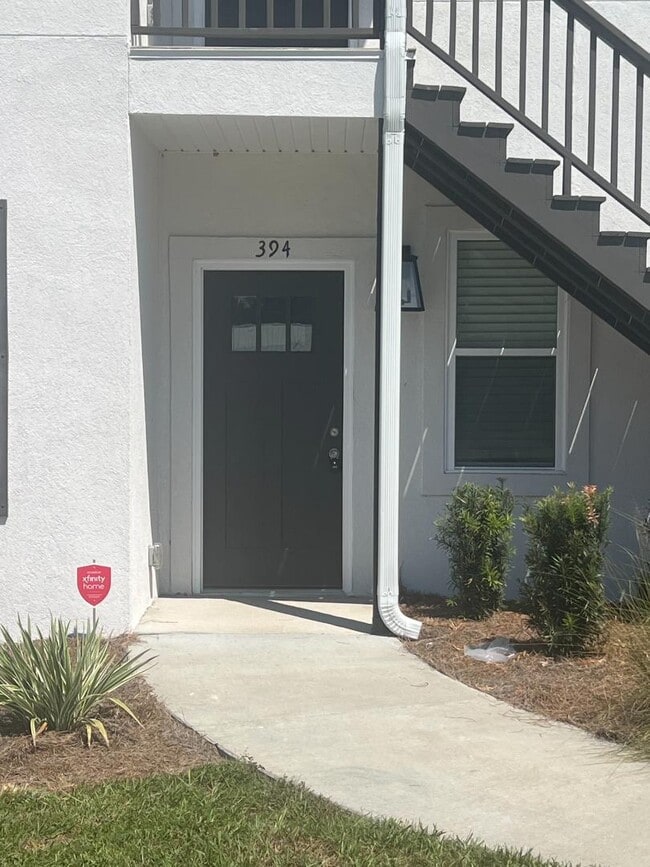 Building Photo - 394 W Plum St