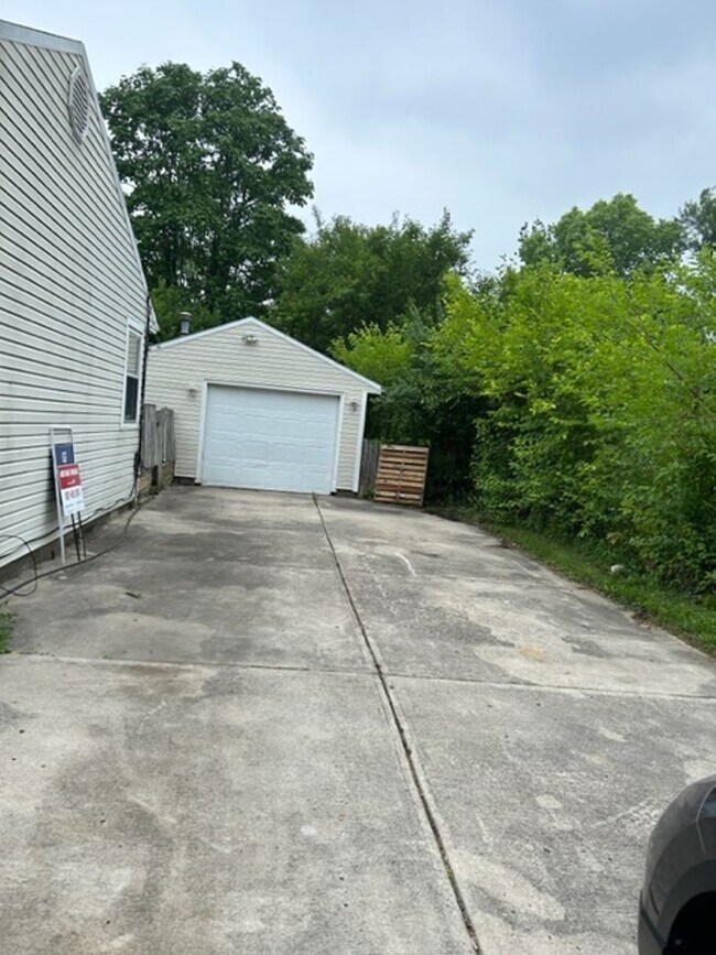 Building Photo - 3 Bedroom Home w/Large Yard and Detached G...