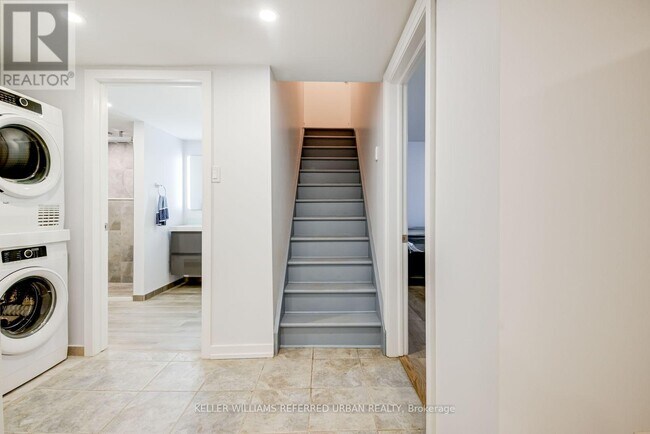 Photo du bâtiment - 2556 Lake Shore Blvd W