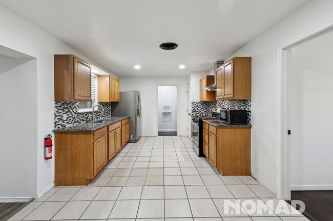 Building Photo - Spacious 4BR House in Duncanville