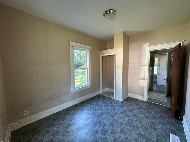 Building Photo - Welcome to this charming 3-bedroom, 1-bath...