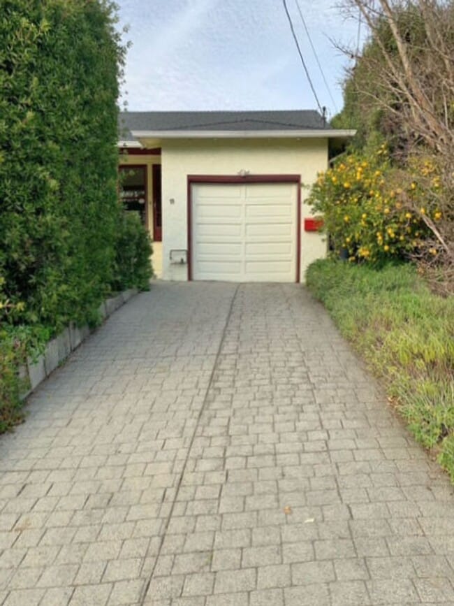 Building Photo - Charming single-story 2BR/1BA home in Mill Valley, Back yard, Storage, Front Porch (11 Alta Vista...