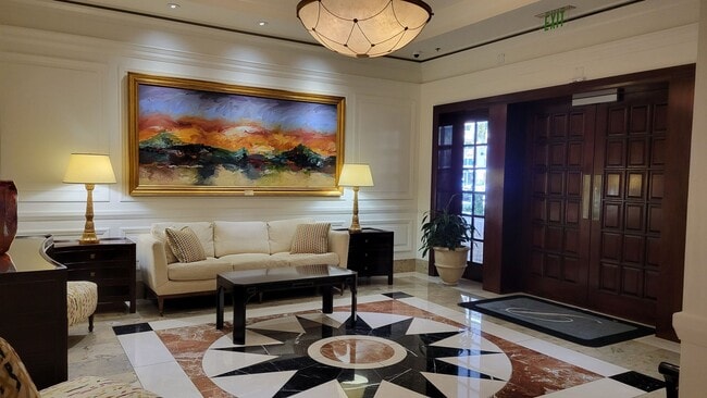 Building Photo - Short term ONLY luxury 2/2 condo in the heart of downtown Sarasota