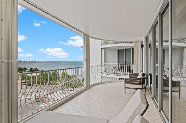 Foto del edificio - 10155 Collins Ave