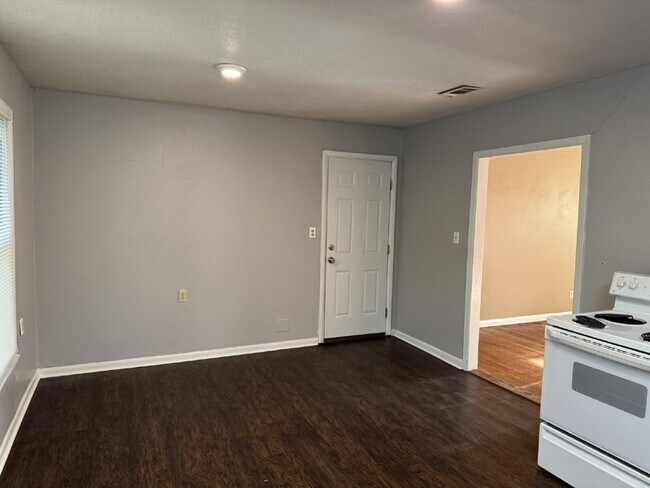 Building Photo - 3 bedroom 1 bath with large bedrooms! Easy...