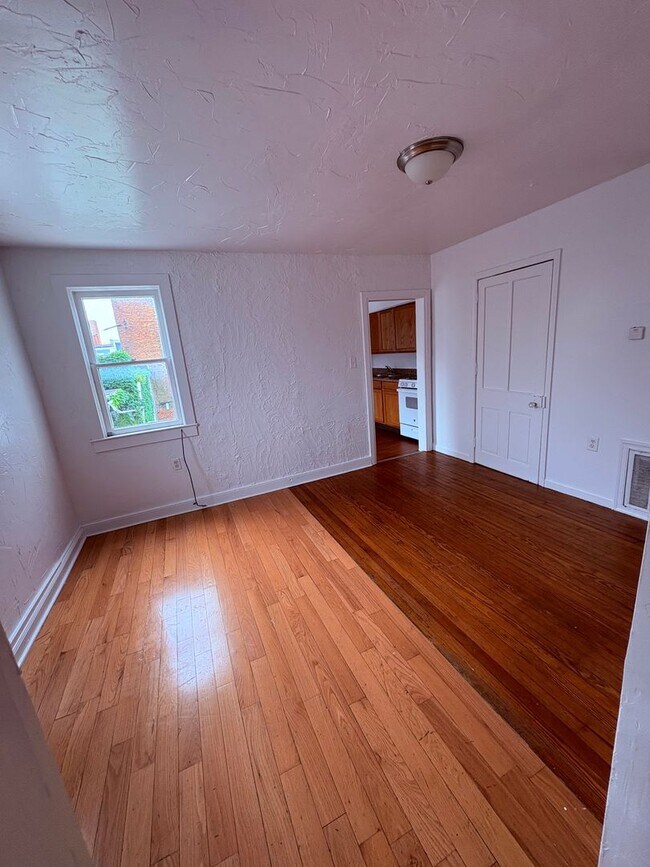 Building Photo - 4 Bedroom Apartment!