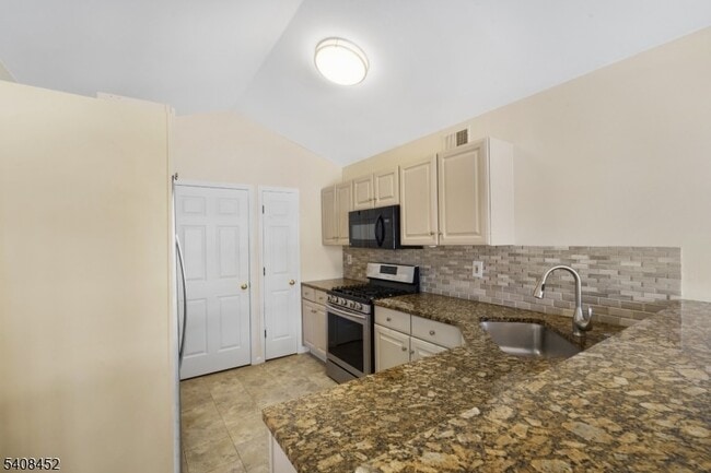 Building Photo - 12 Woodmont Dr