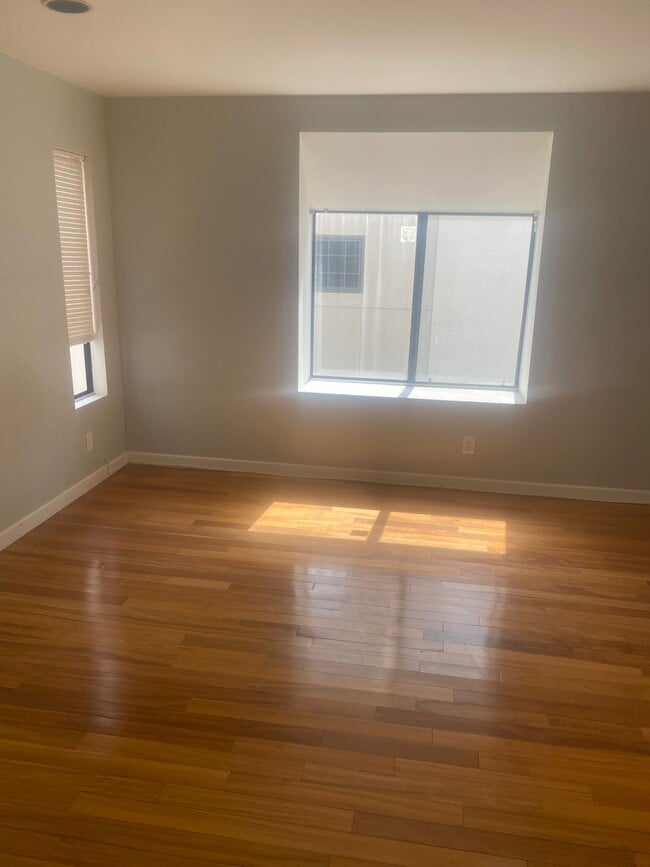 Building Photo - 136 S Clark Dr