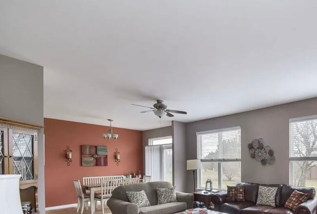 Building Photo - 2221 Sunrise Cir