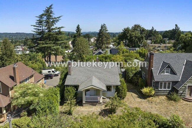 Building Photo - Fabulous Bungalow with 2 Beds, 1.5 Bathroo...
