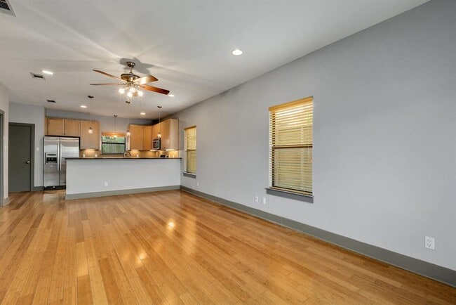 Building Photo - 1203 E 2nd St