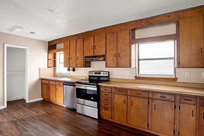 Building Photo - Spacious Home Minutes from Downtown Pensacola