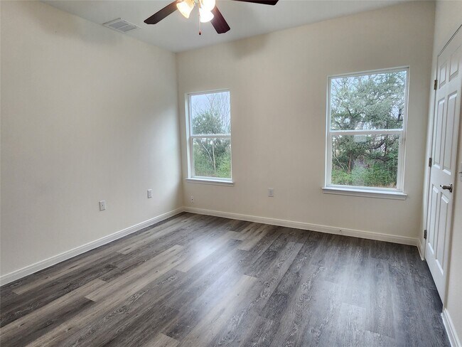 Foto del edificio - 6202 Lacey Oak Dr