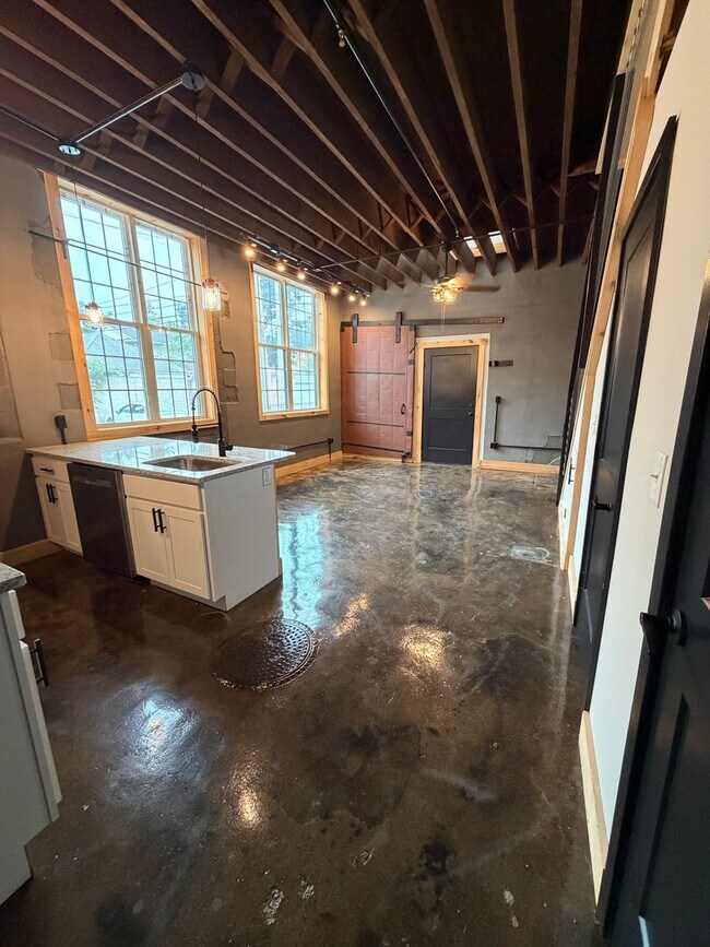Building Photo - 1 Bed w/ 1.5 bath LOFT apartment with 2 car GARAGE - Hanover, PA