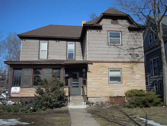 Building Photo - 8 Bedroom house w/ 3 bathrooms, 3 kitchens