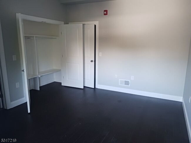 Foto del edificio - 10 Ford Ave