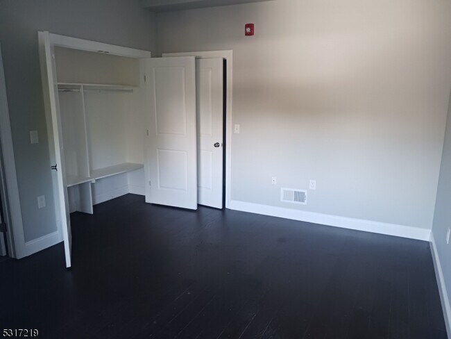 Building Photo - 10 Ford Ave