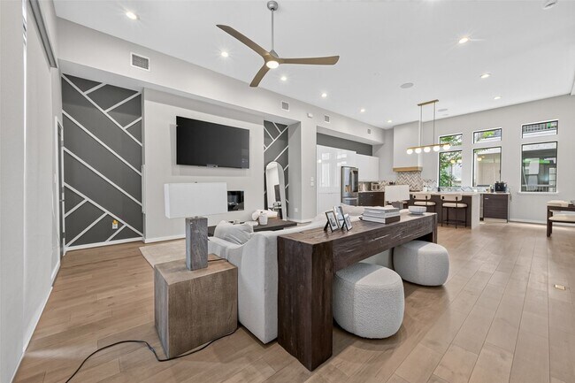 Foto del edificio - 607 Memorial Heights Dr